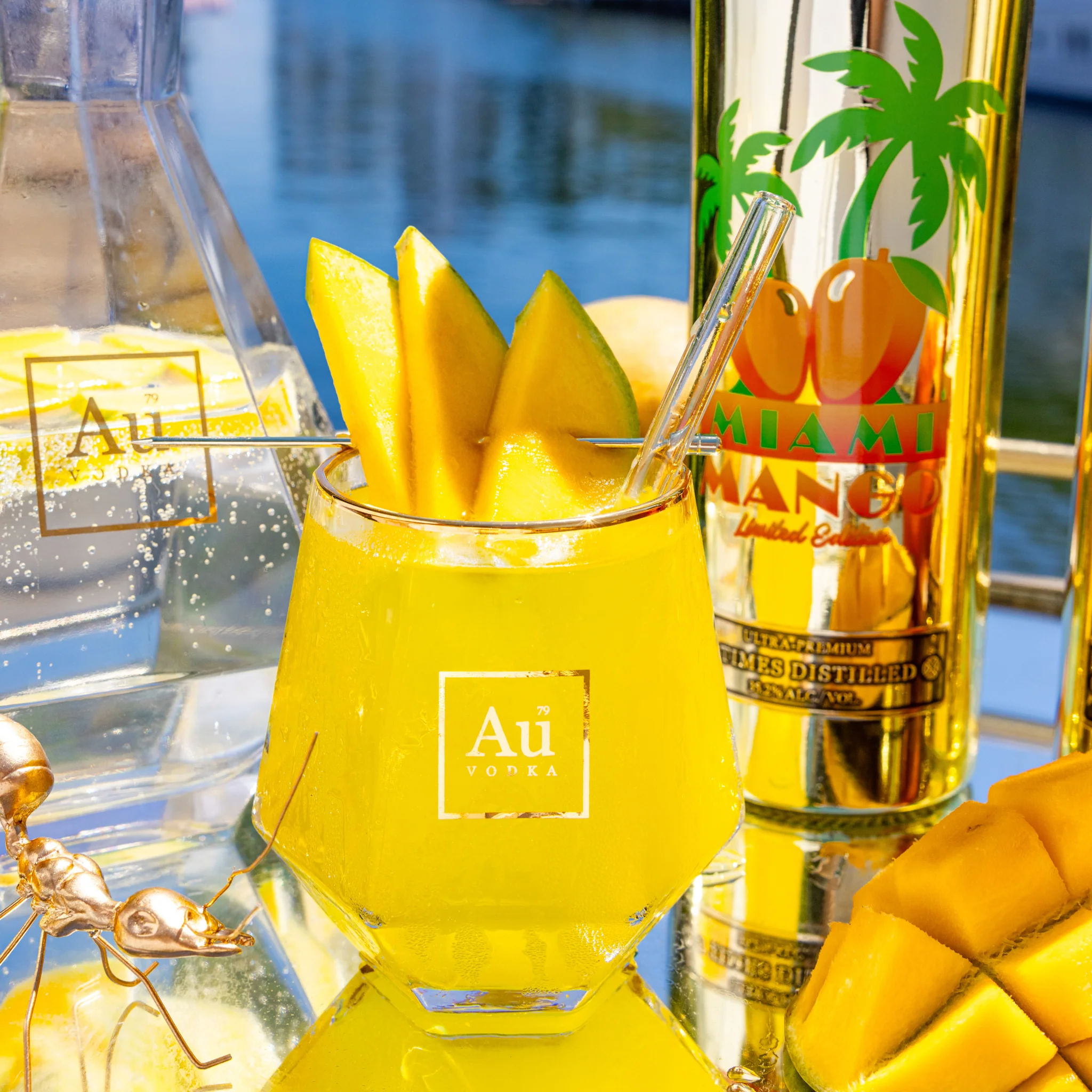 Au Vodka Miami Mango 70cl & Diamond Cut Glass - Image 3